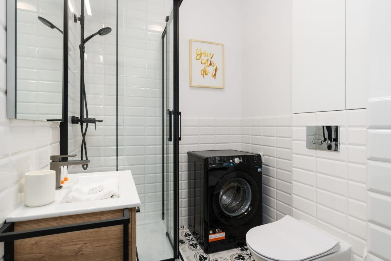 Apartment Kamienica Chelmonskiego 10 Przy Mtp By Renters *