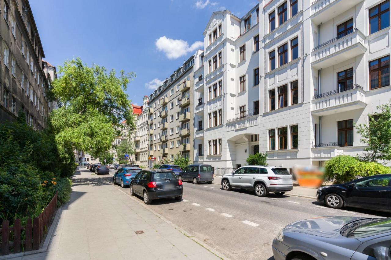 Apartment Kamienica Chelmonskiego 10 Przy Mtp By Renters *